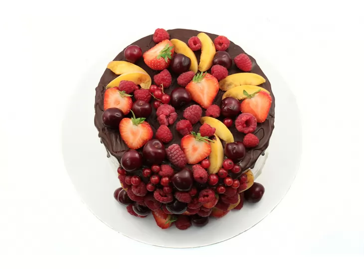 Торт на юбилей с ягодами и фруктами